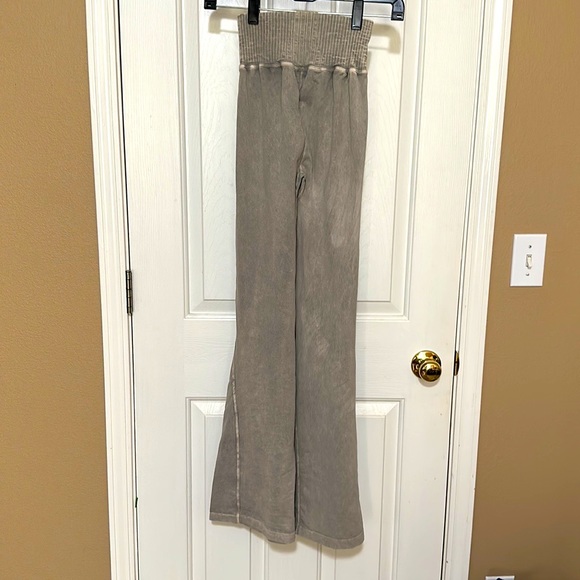 Free People Good Karma Flare Leggings NWOT - Picture 2 of 6